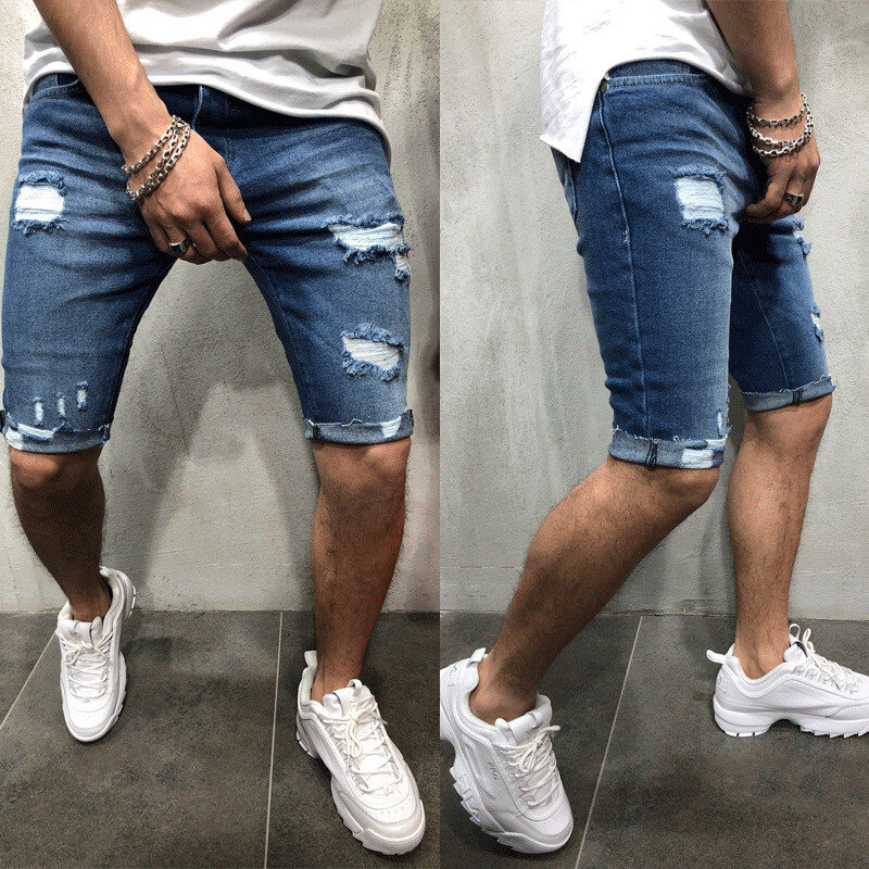 Lleva pantalones cortos vaqueros