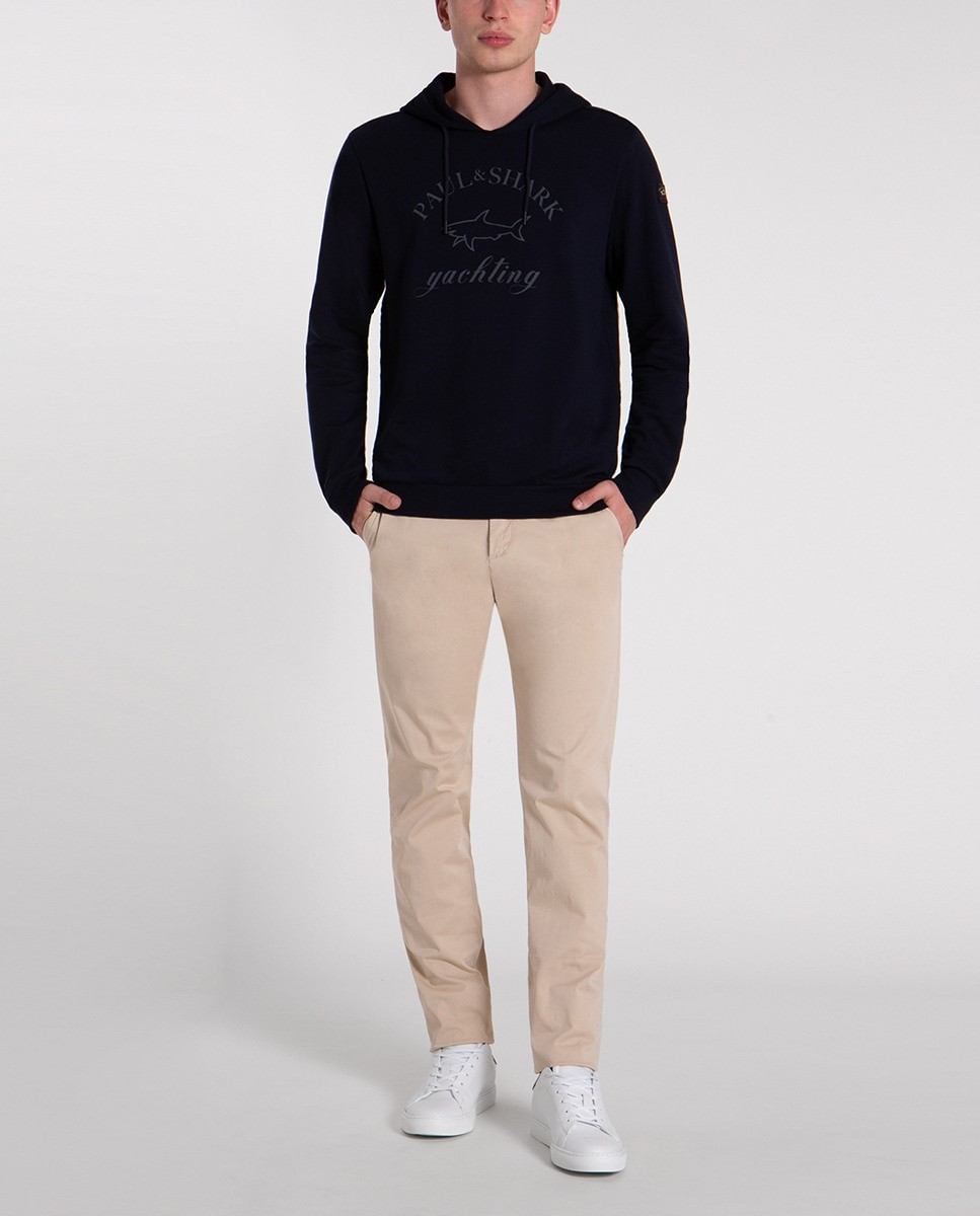 Combina unos pantalones chinos con una sudadera