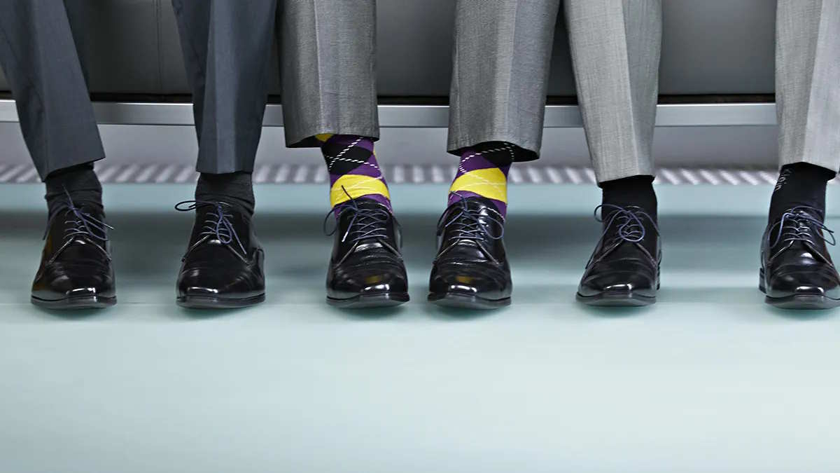 calcetines divertidos en una boda con traje